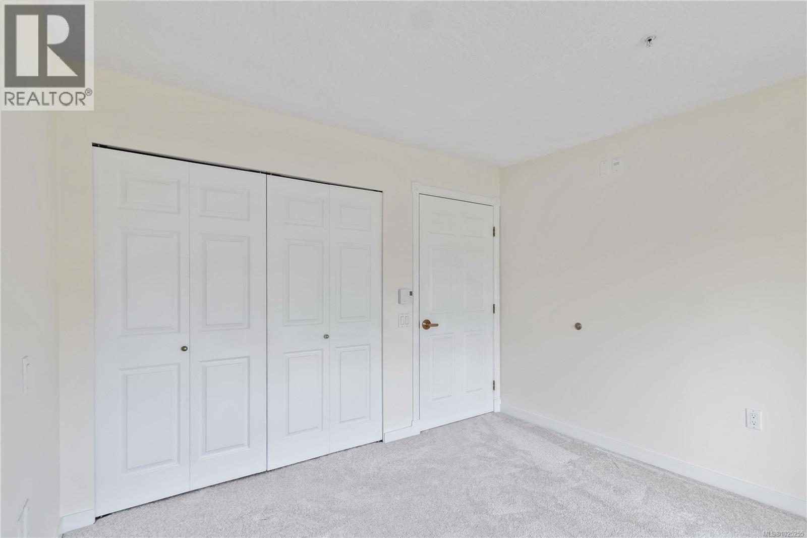 403 1521 Church Avenue, Saanich