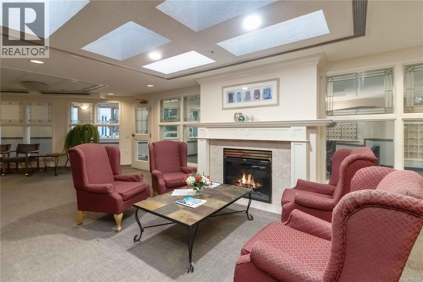 403 1521 Church Avenue, Saanich