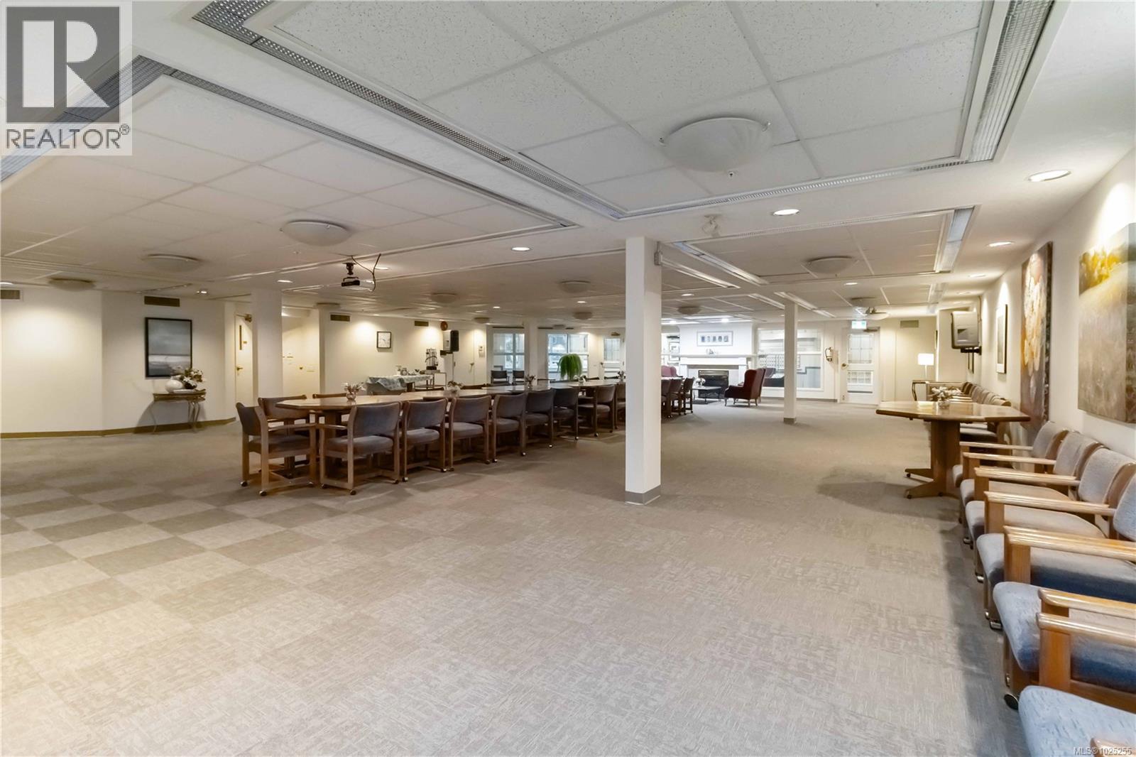 403 1521 Church Avenue, Saanich