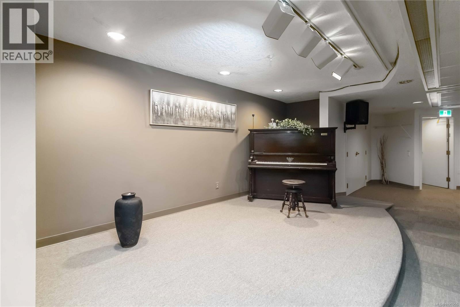 403 1521 Church Avenue, Saanich