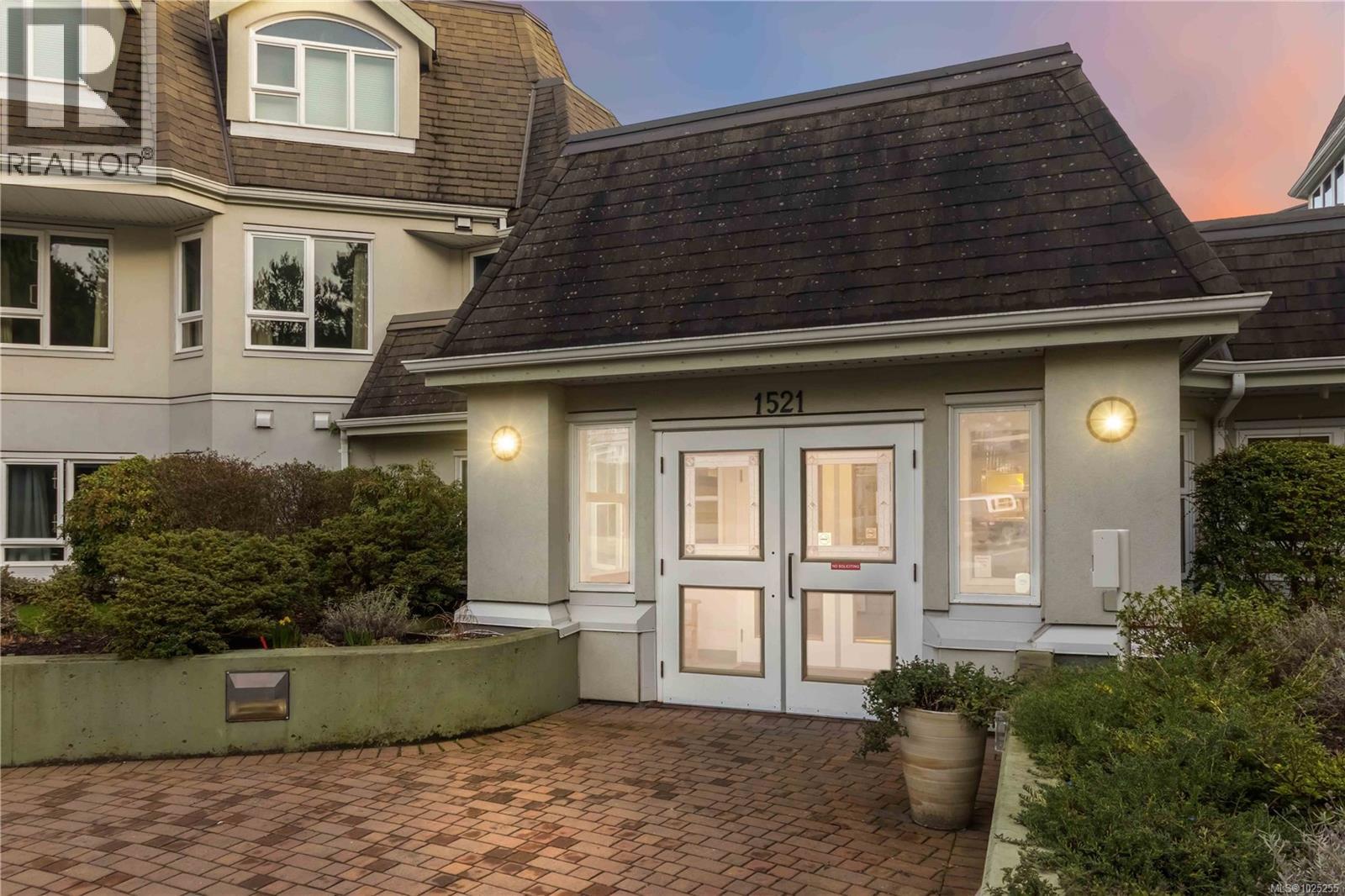 403 1521 Church Avenue, Saanich