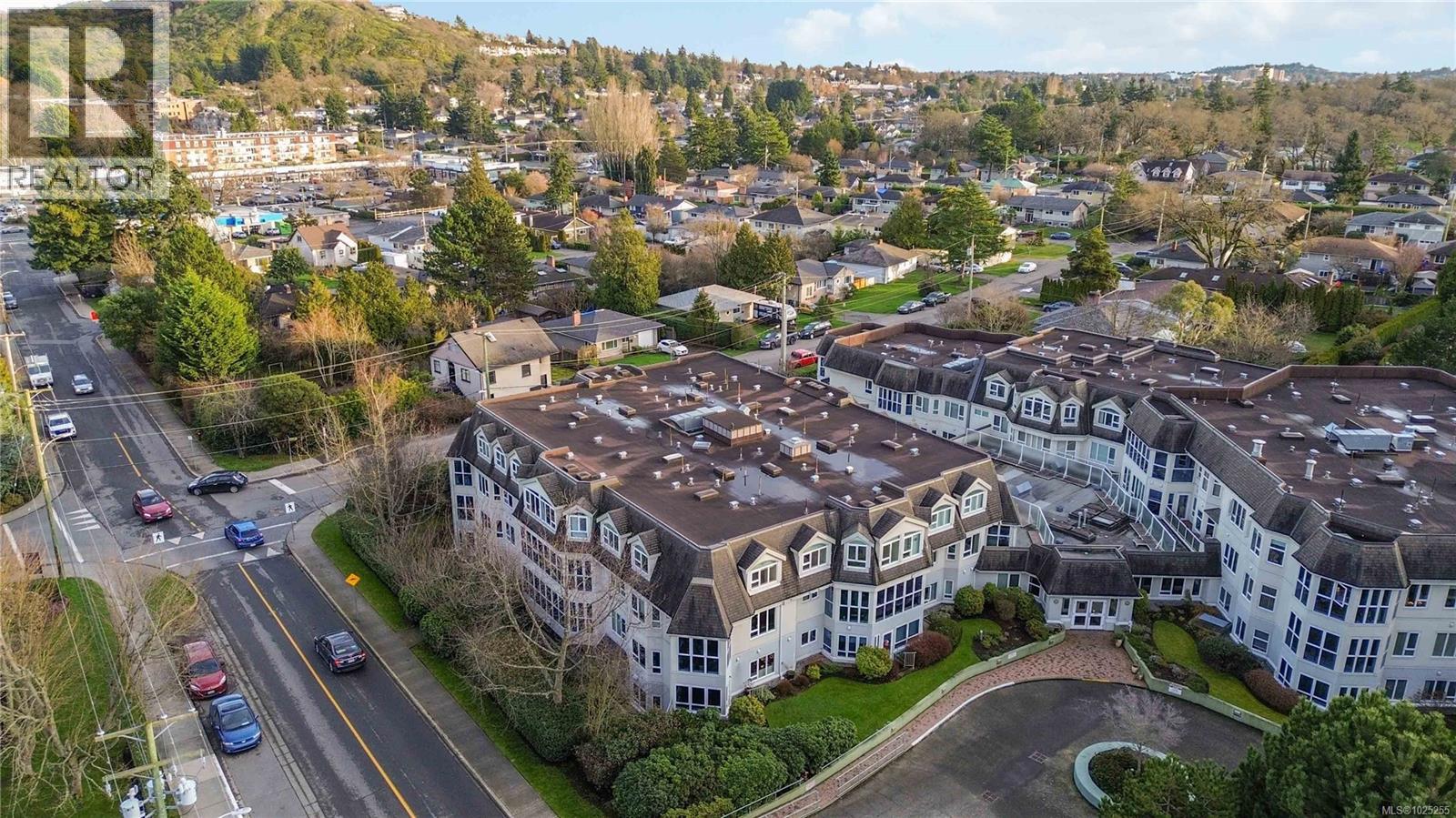 403 1521 Church Avenue, Saanich