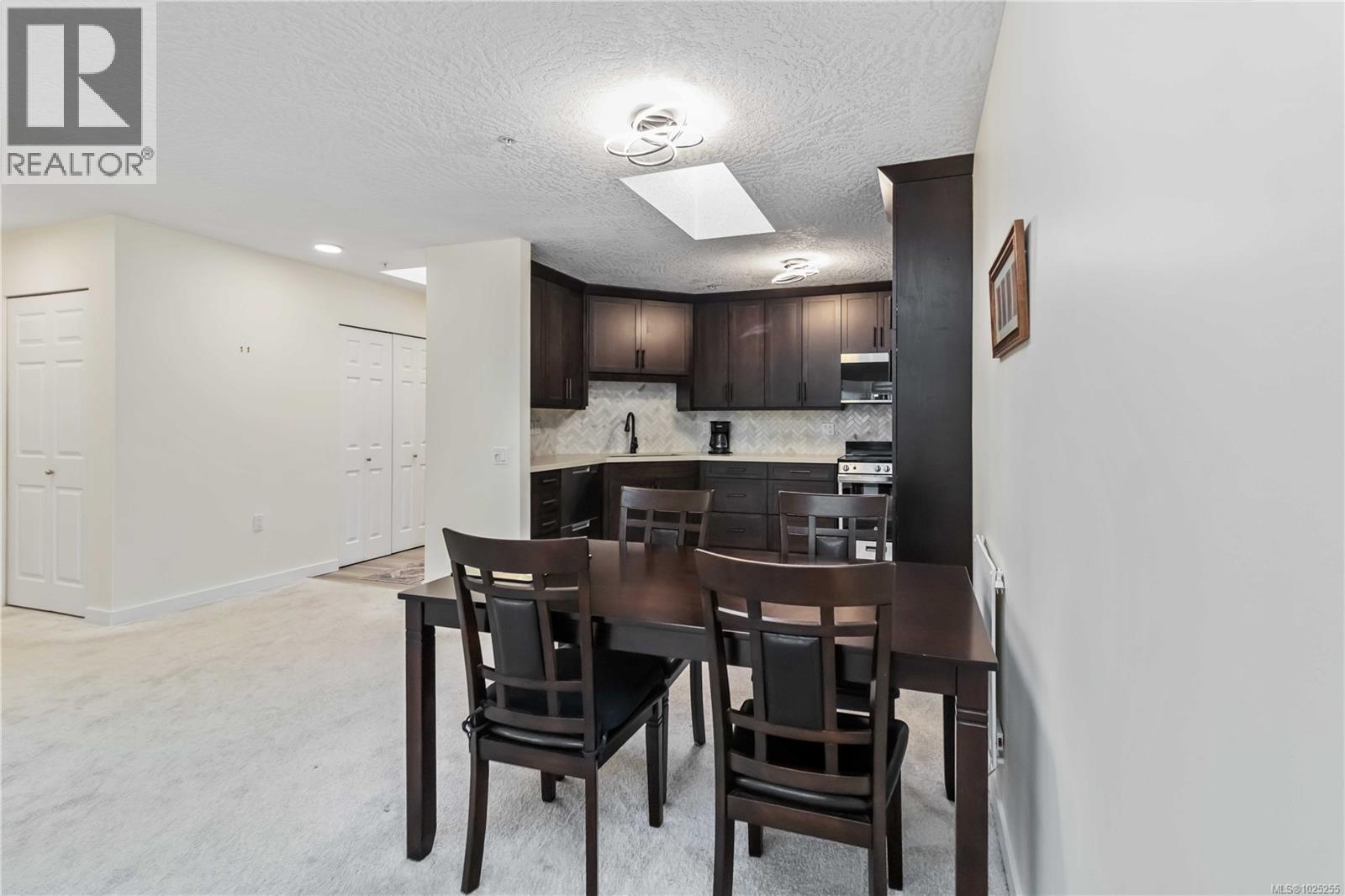 403 1521 Church Avenue, Saanich