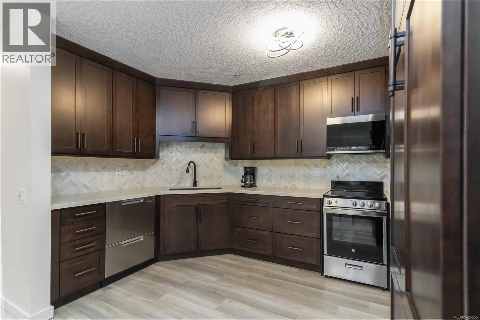 403 1521 Church Avenue, Saanich