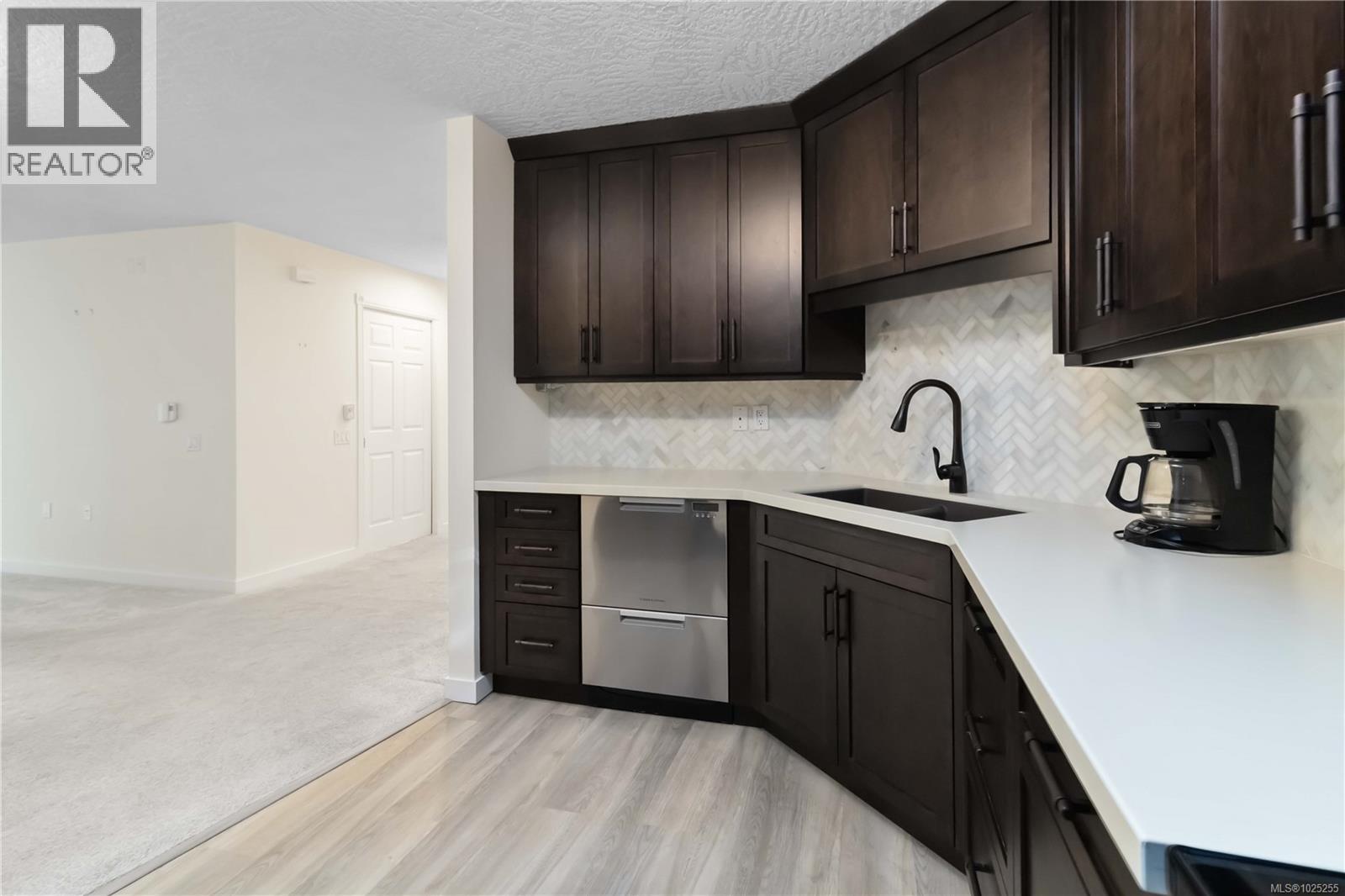 403 1521 Church Avenue, Saanich