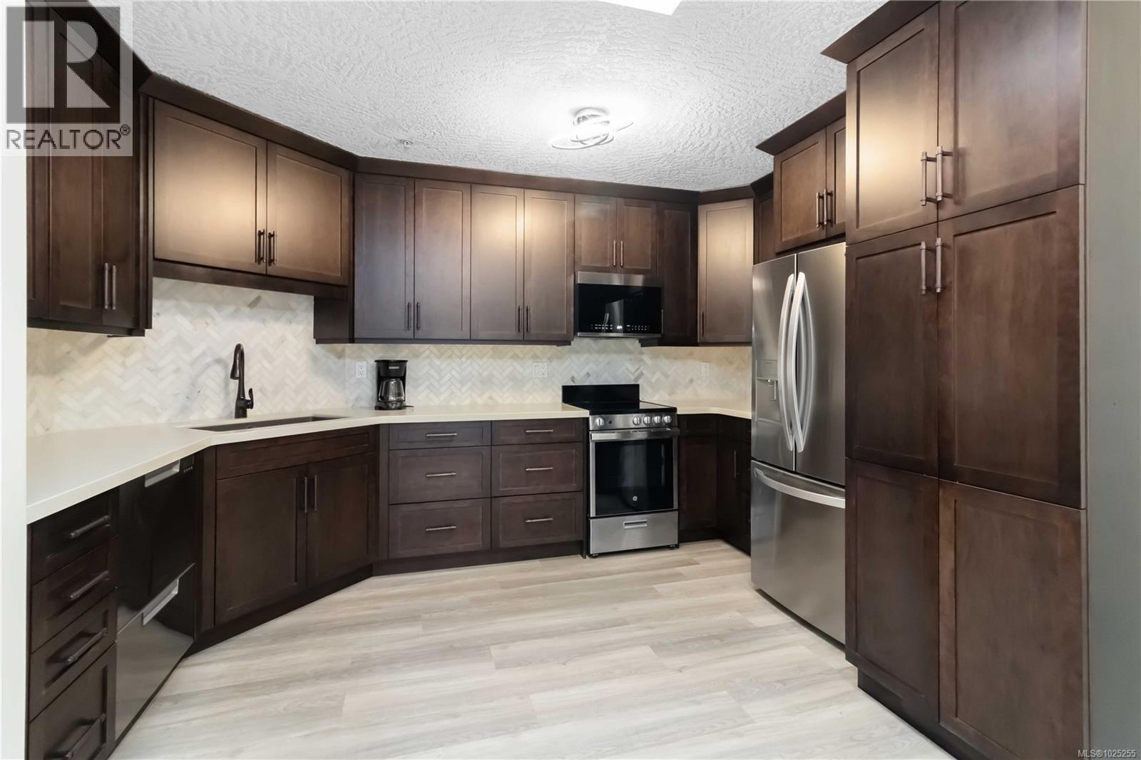 403 1521 Church Avenue, Saanich