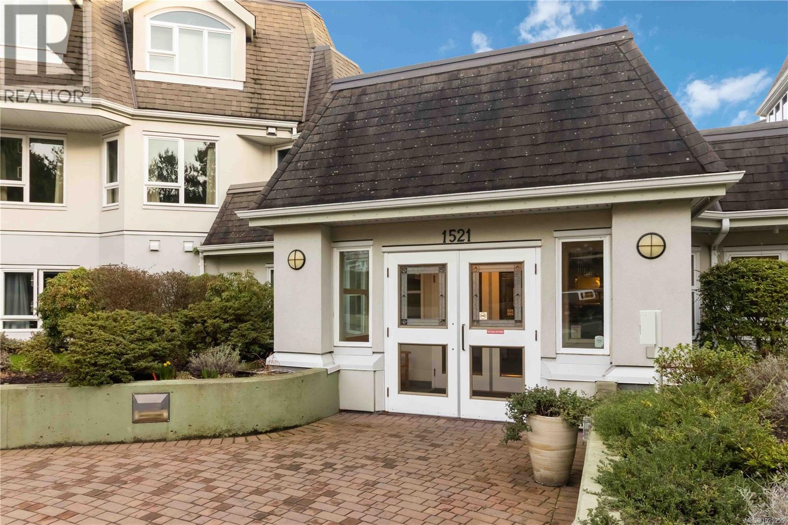 403 1521 Church Avenue, Saanich