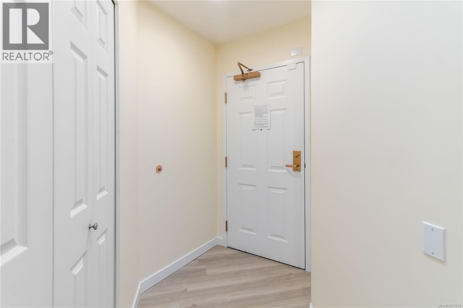 403 1521 Church Avenue, Saanich