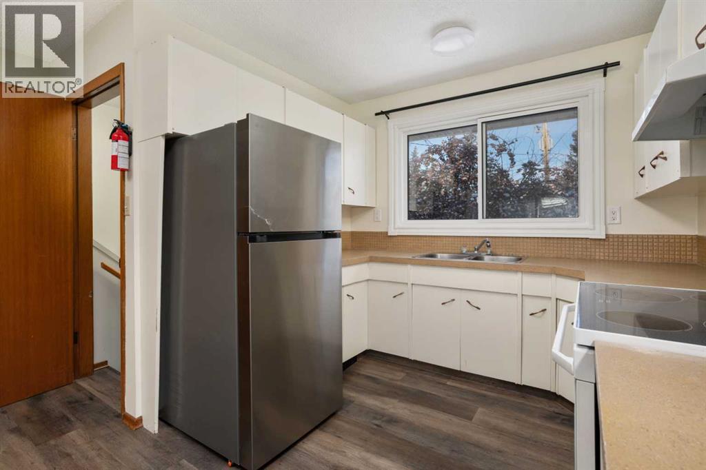 36 Grandview Crescent - Photo 2 of 27, Camrose, Alberta