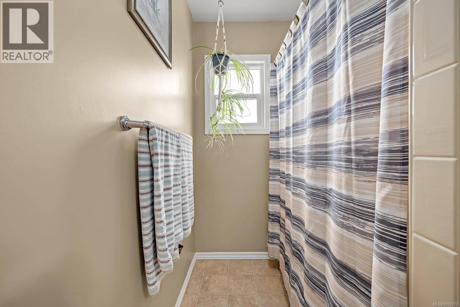 2440 Harmston Ave, Courtenay