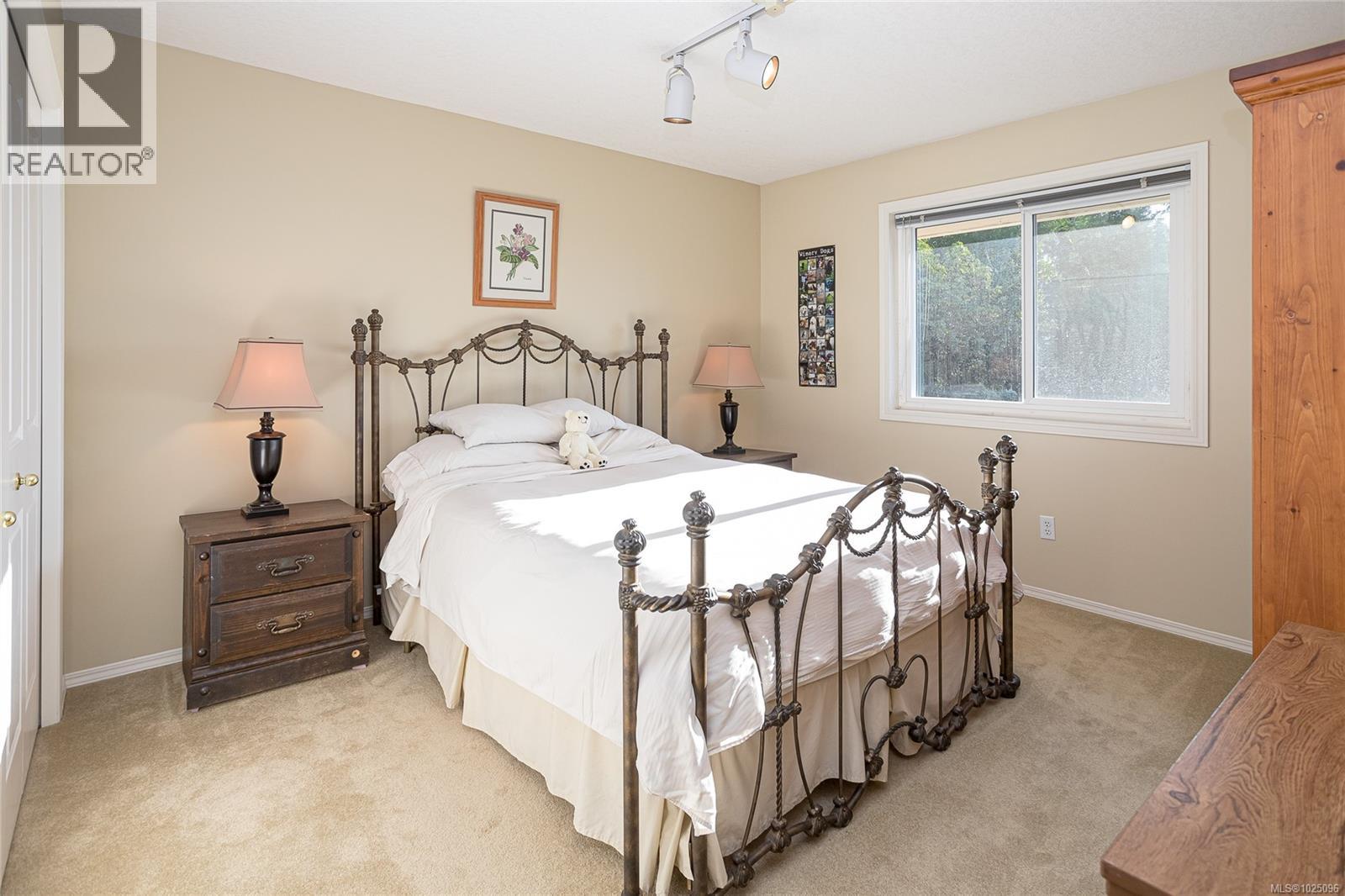 8273 Thomson Pl, Central Saanich