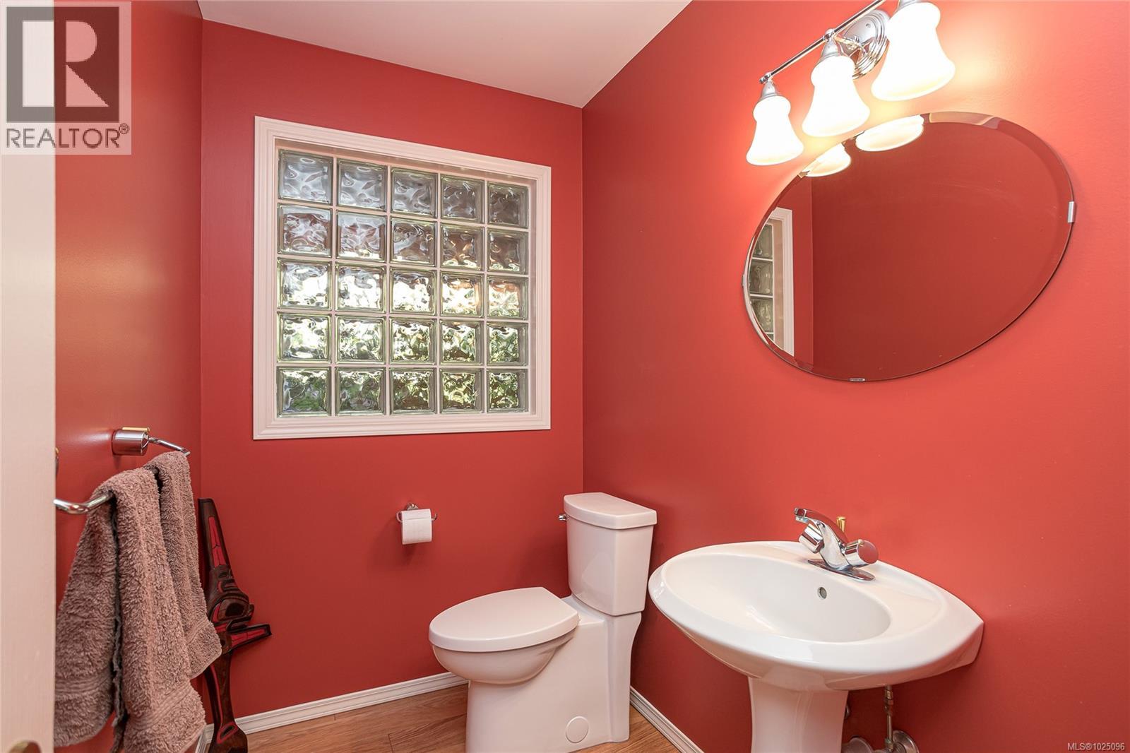 8273 Thomson Pl, Central Saanich