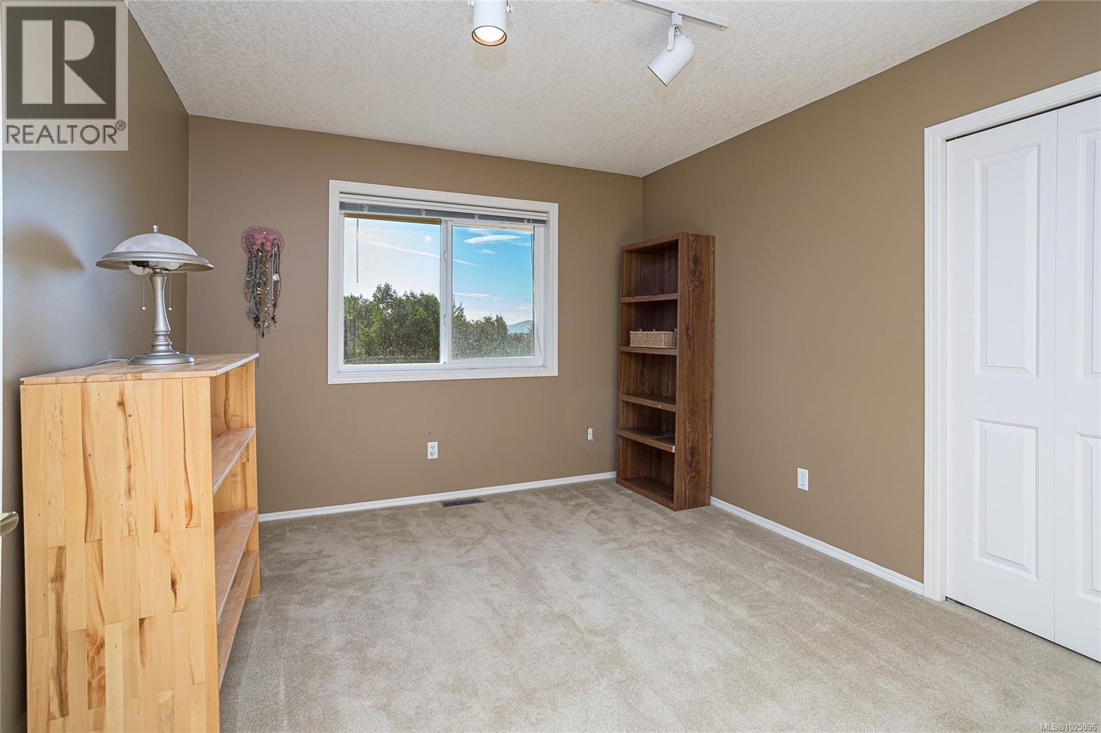 8273 Thomson Pl, Central Saanich