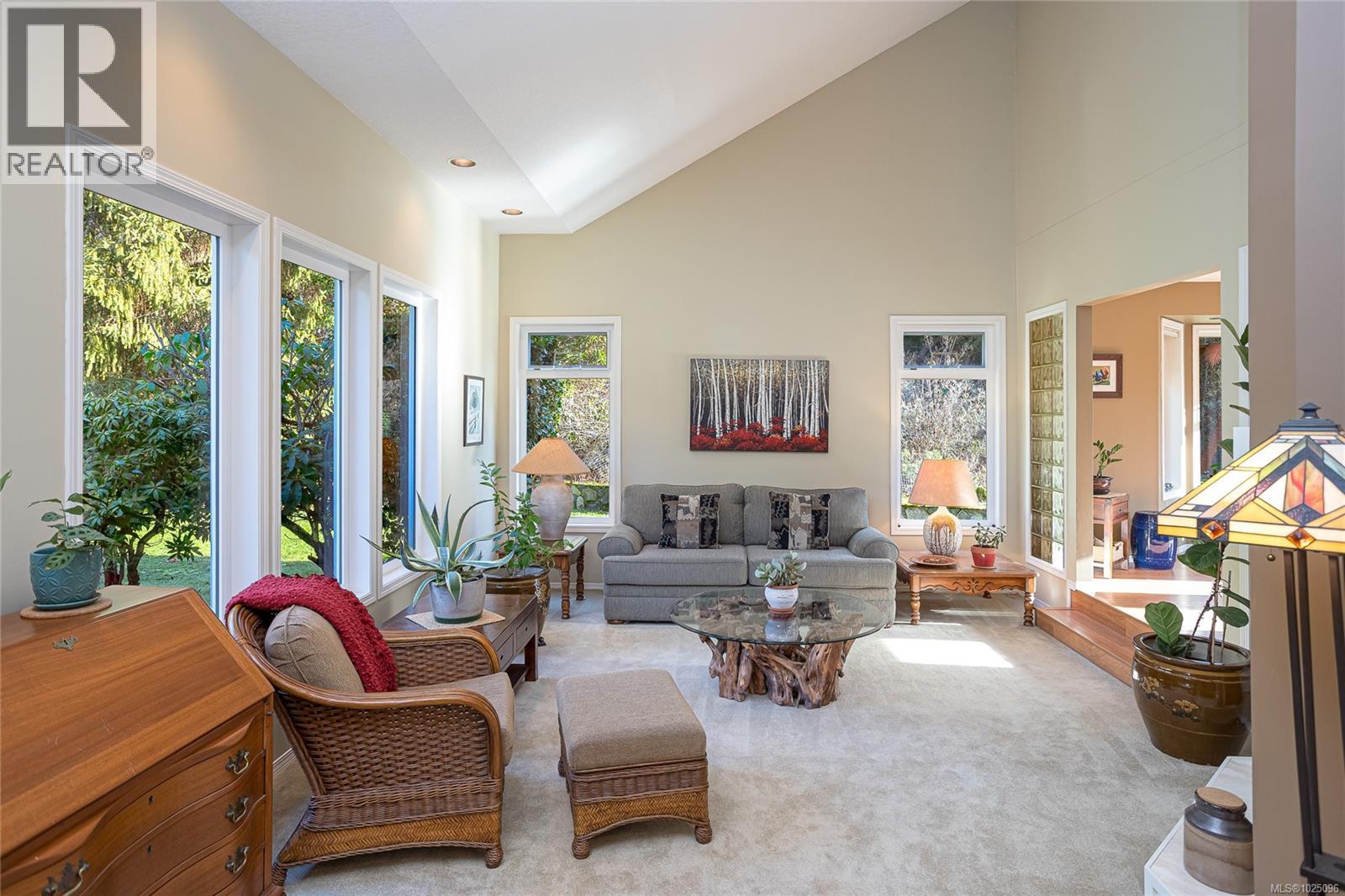 8273 Thomson Pl, Central Saanich