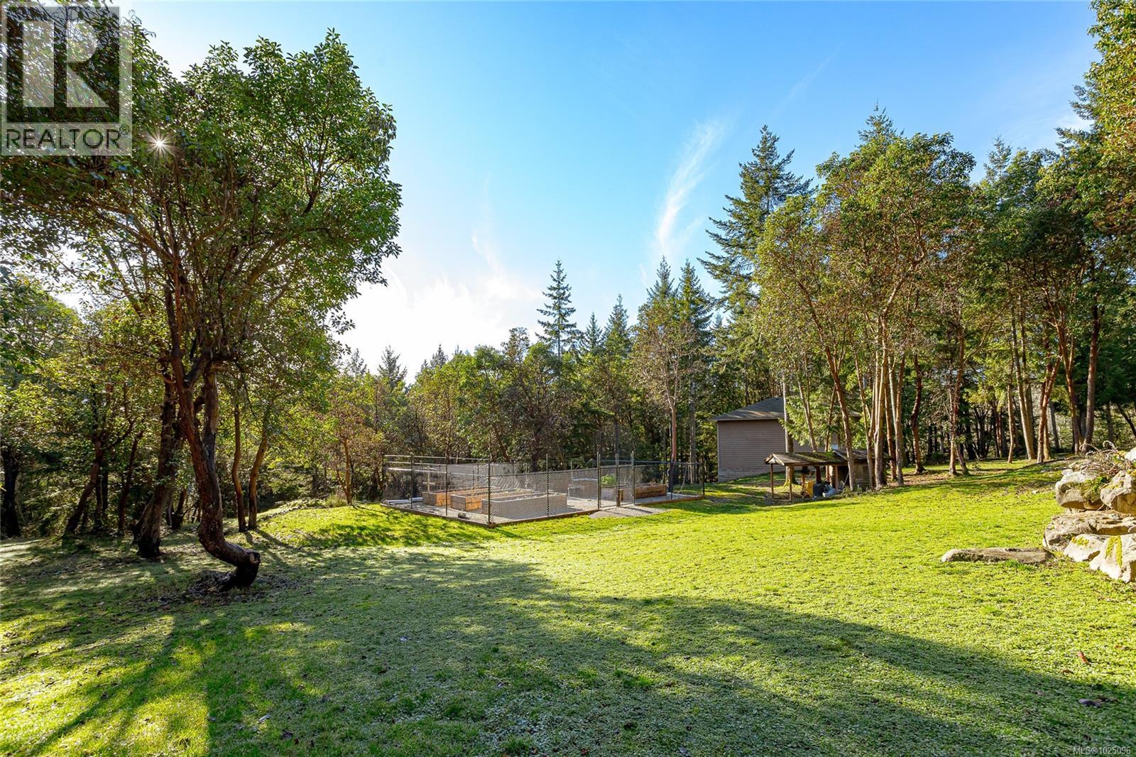8273 Thomson Pl, Central Saanich