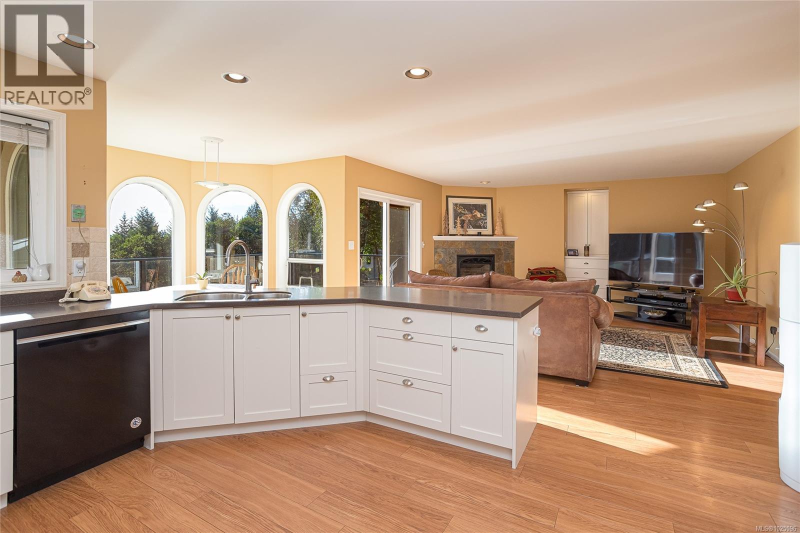 8273 Thomson Pl, Central Saanich