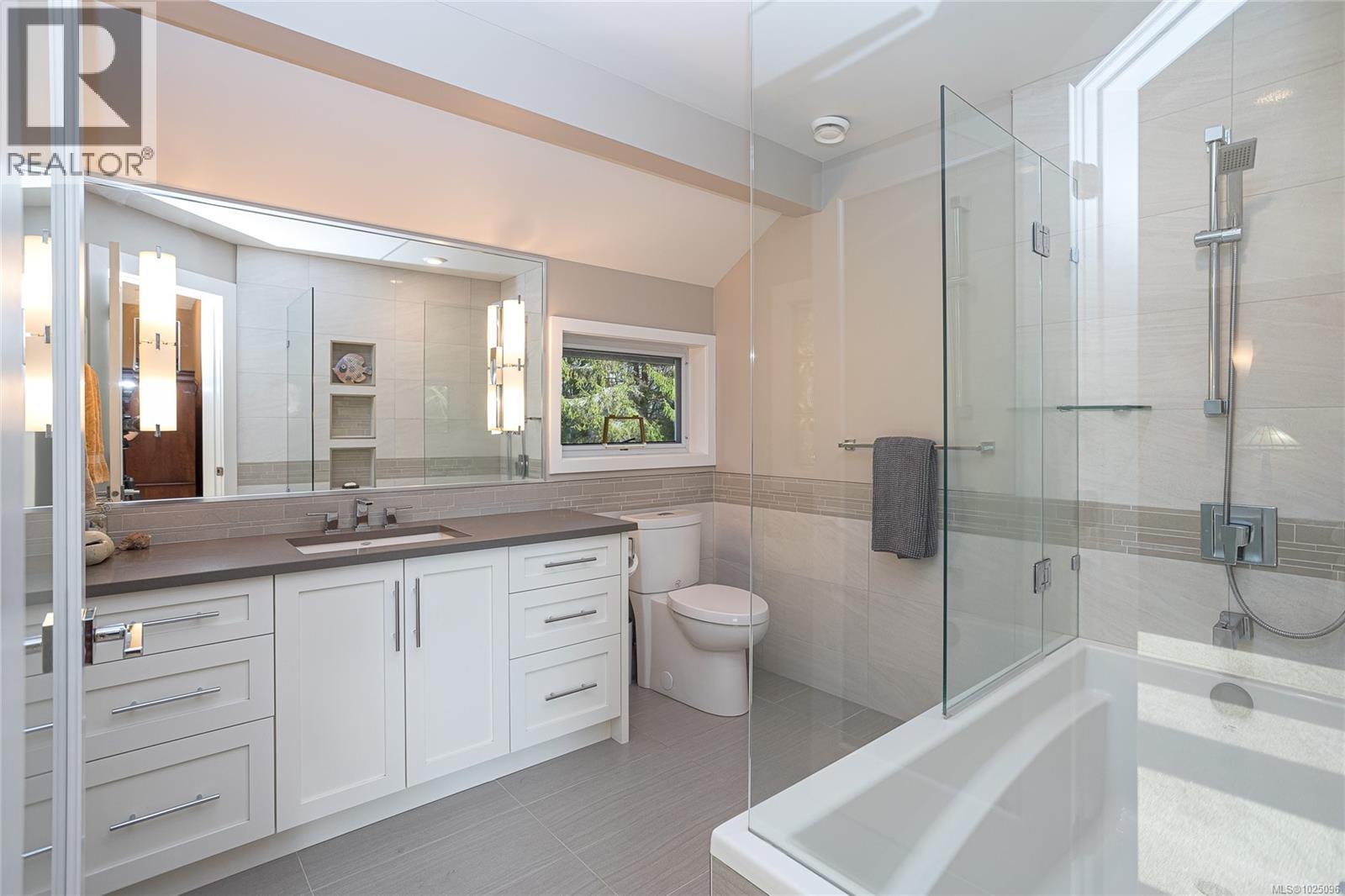 8273 Thomson Pl, Central Saanich