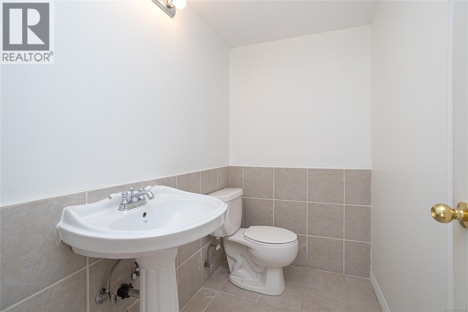 8273 Thomson Pl, Central Saanich