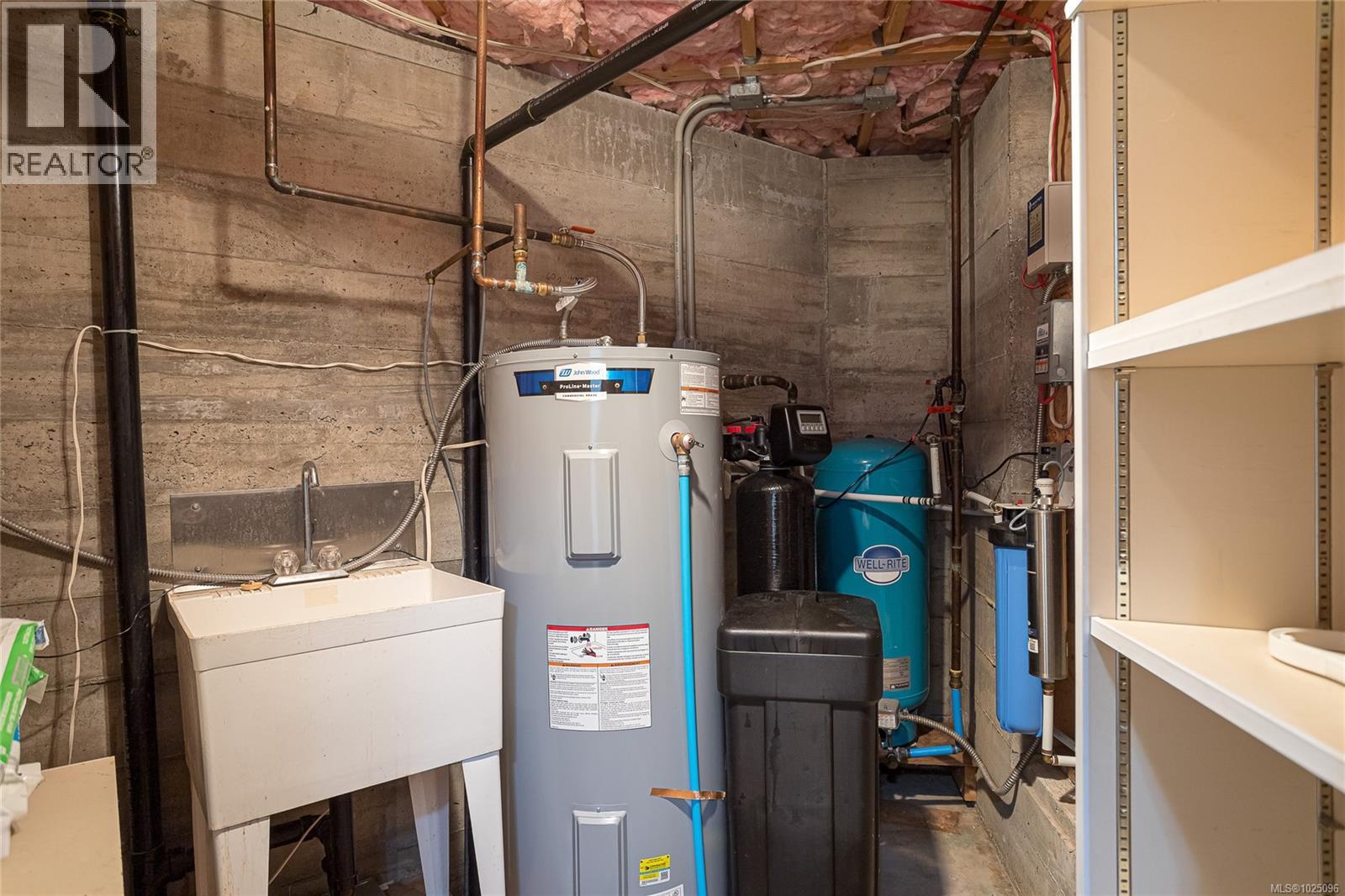 8273 Thomson Pl, Central Saanich