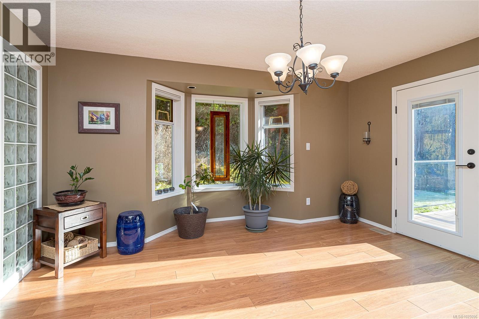 8273 Thomson Pl, Central Saanich