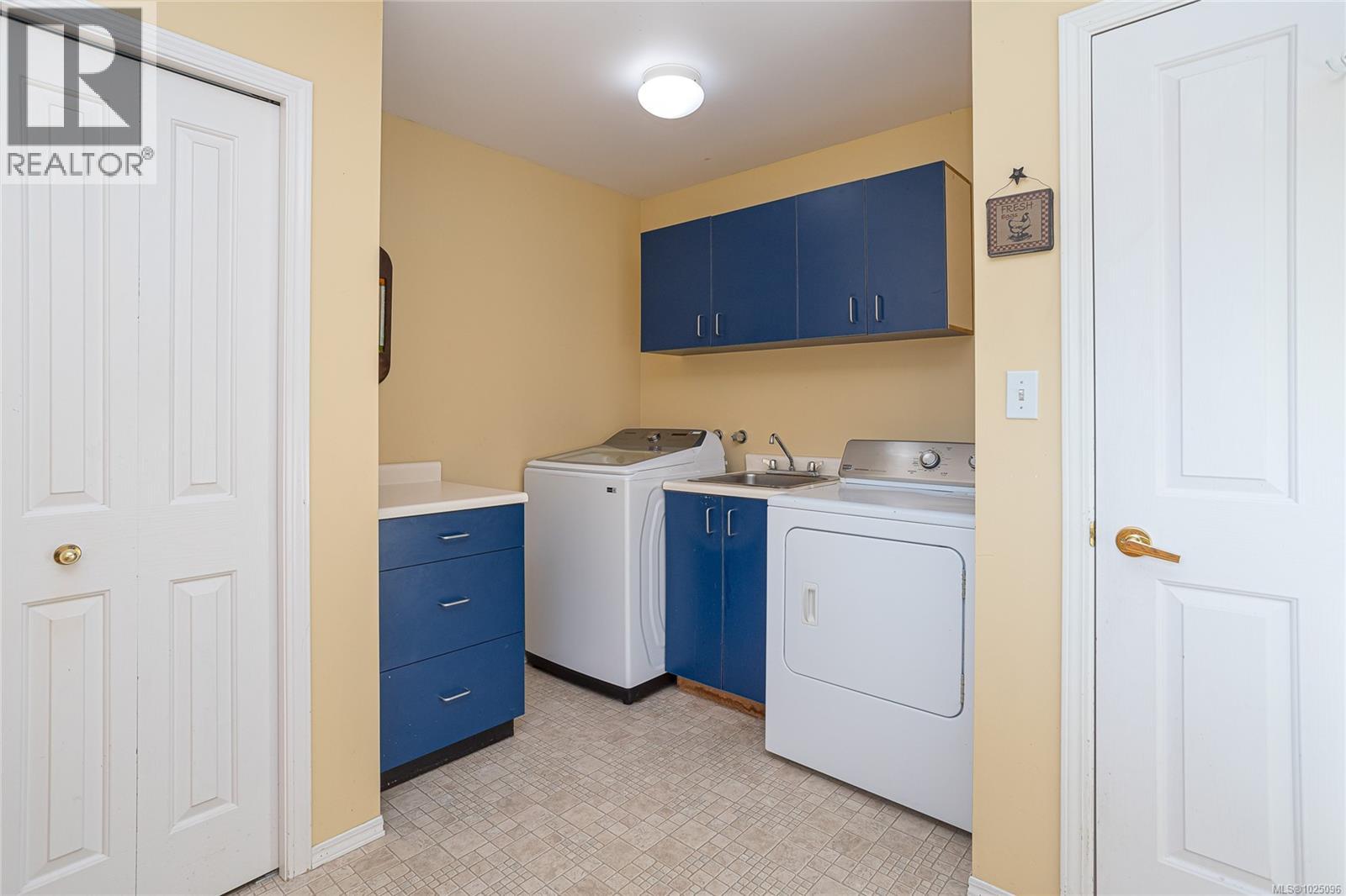 8273 Thomson Pl, Central Saanich