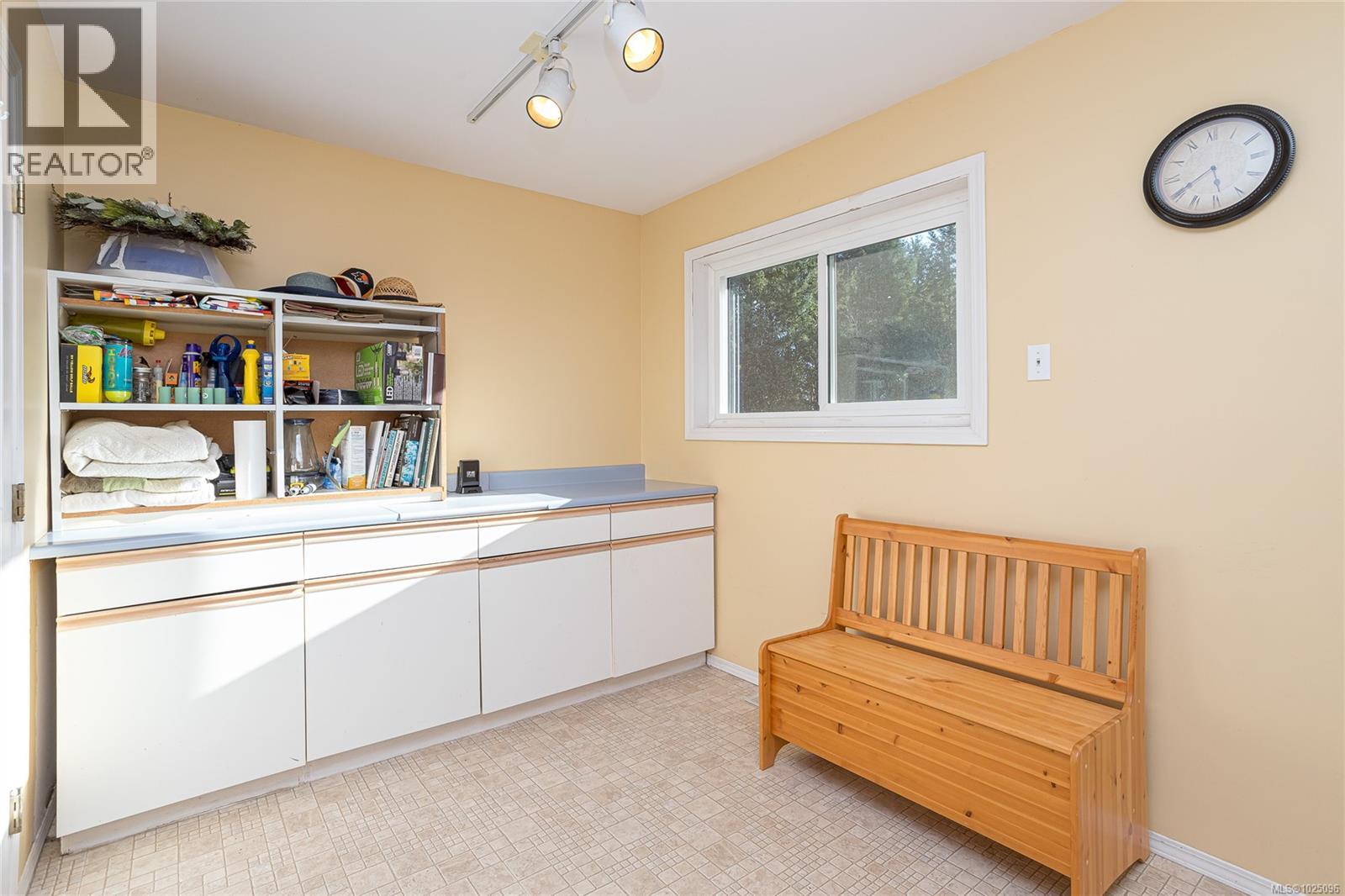 8273 Thomson Pl, Central Saanich