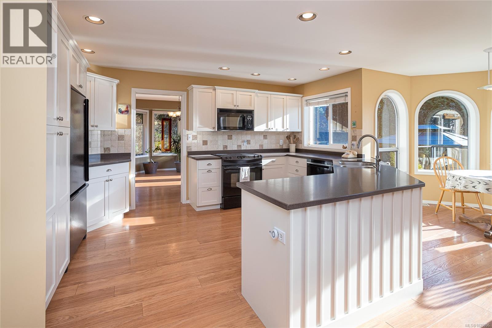 8273 Thomson Pl, Central Saanich