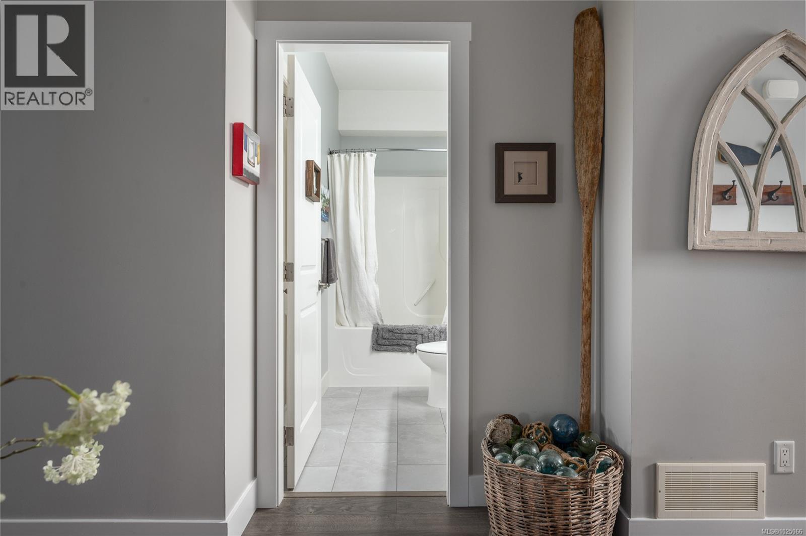 2118 VILLAGE DR - 30