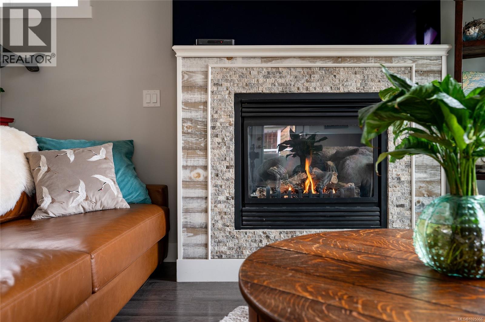 2118 VILLAGE DR - 18