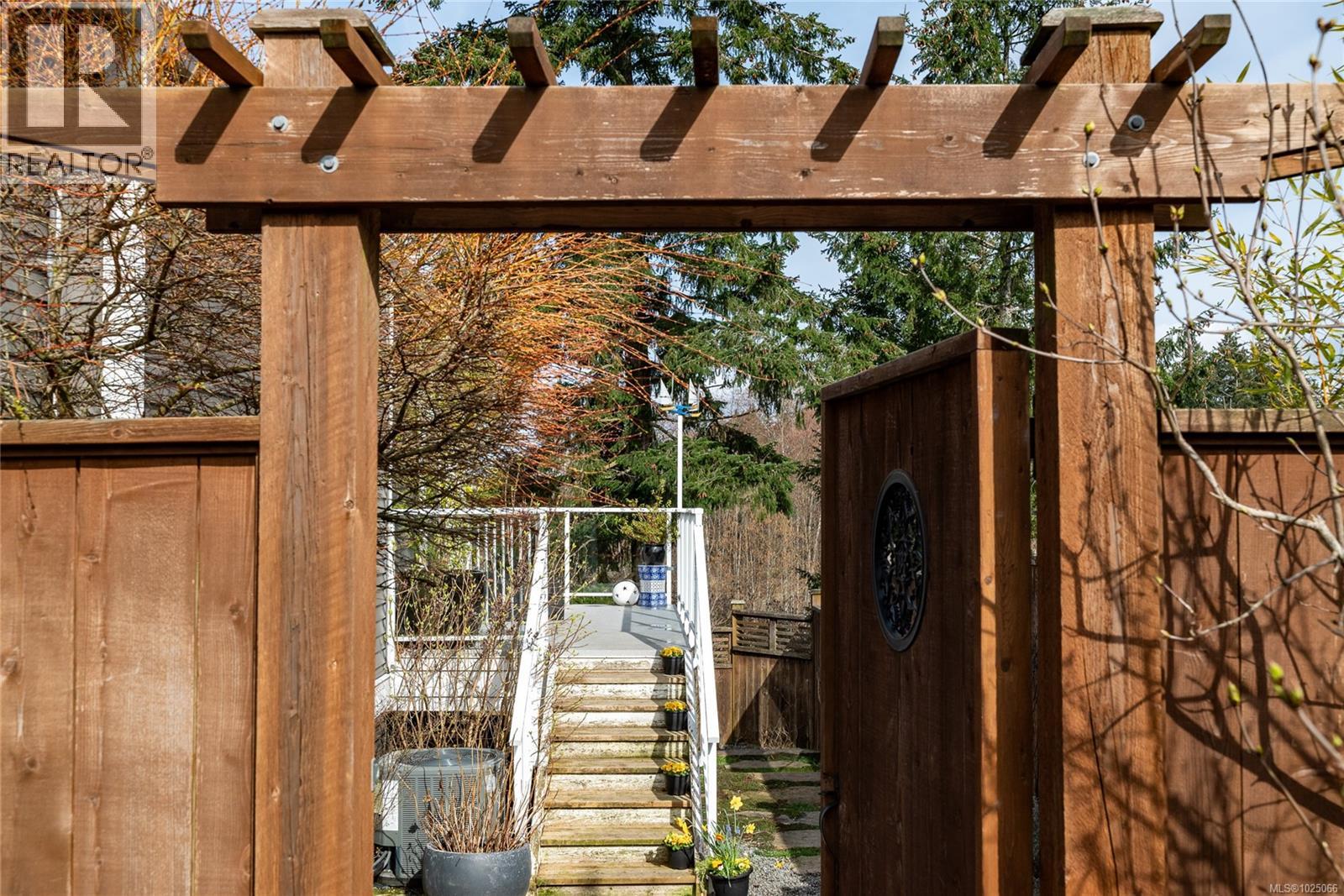 2118 VILLAGE DR - 52