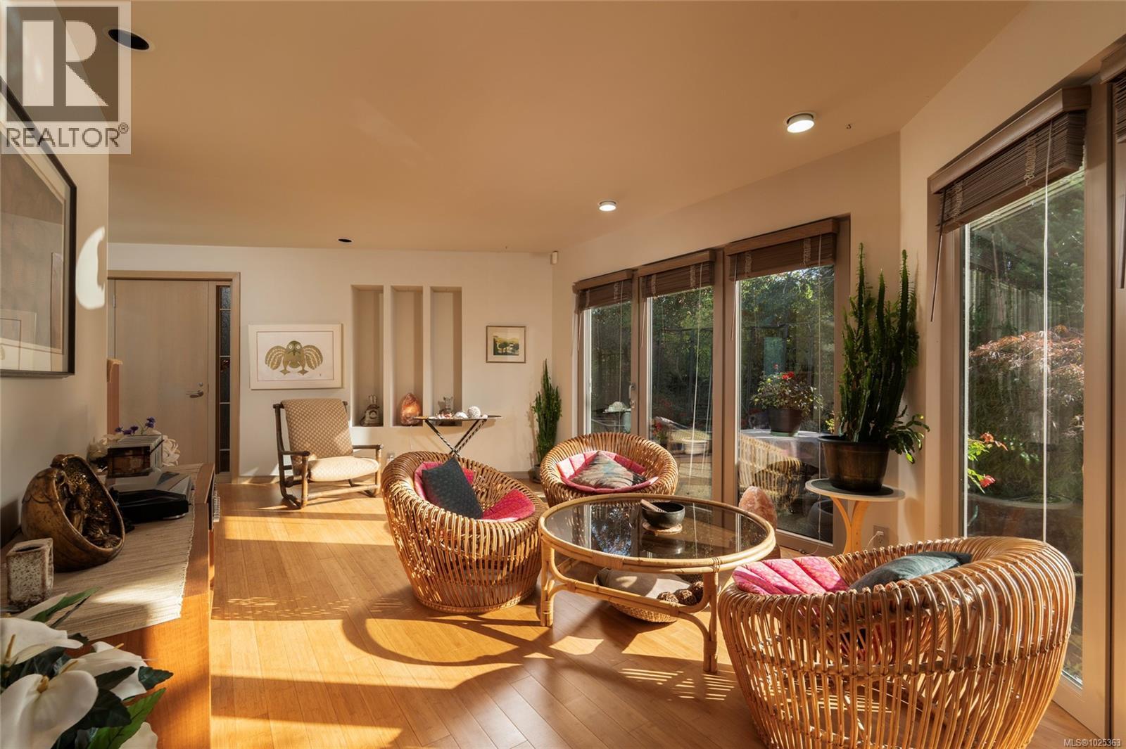 11406 Sycamore Dr, North Saanich