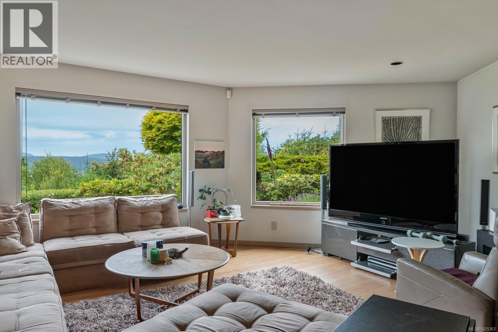 11406 Sycamore Dr, North Saanich