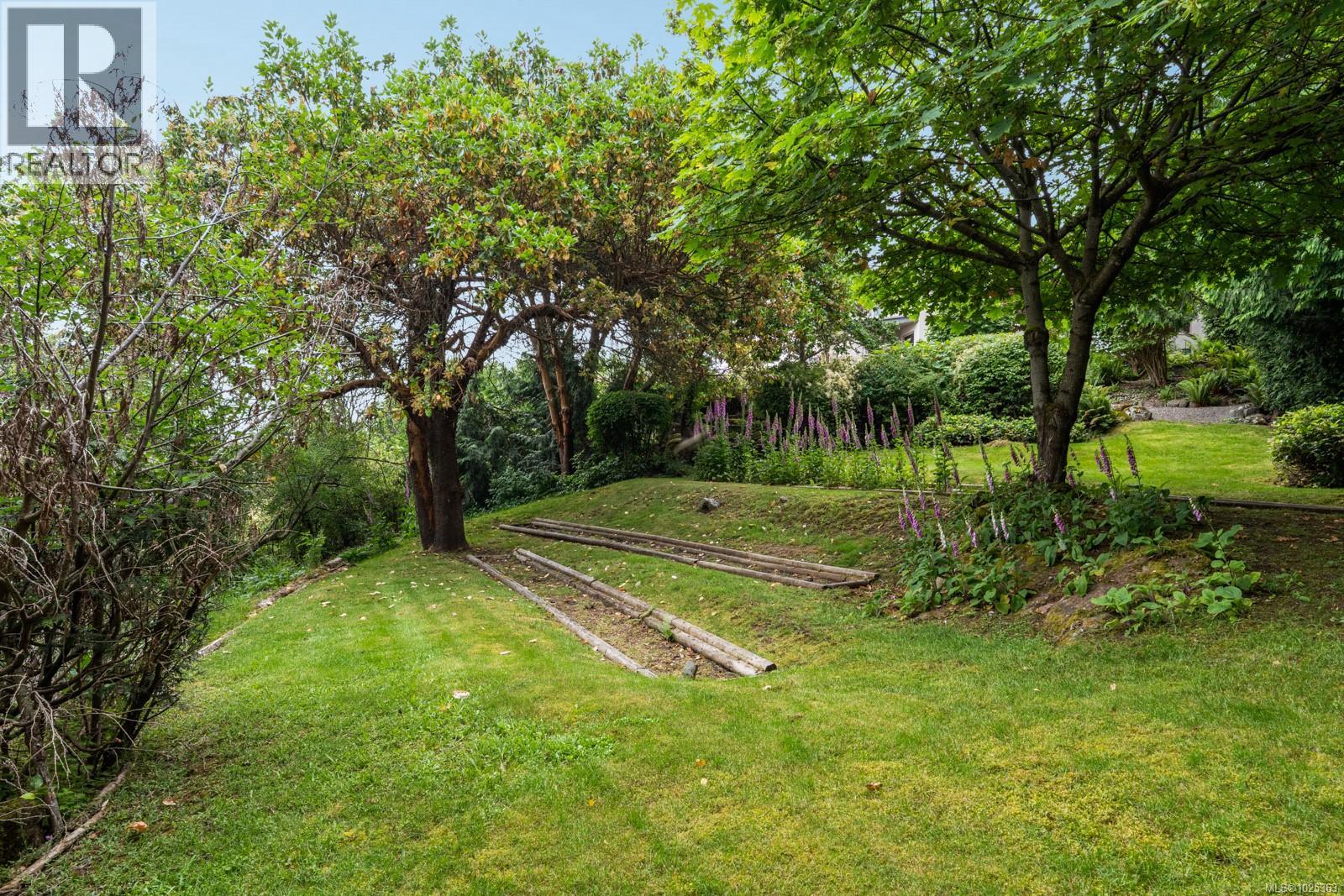 11406 Sycamore Dr, North Saanich