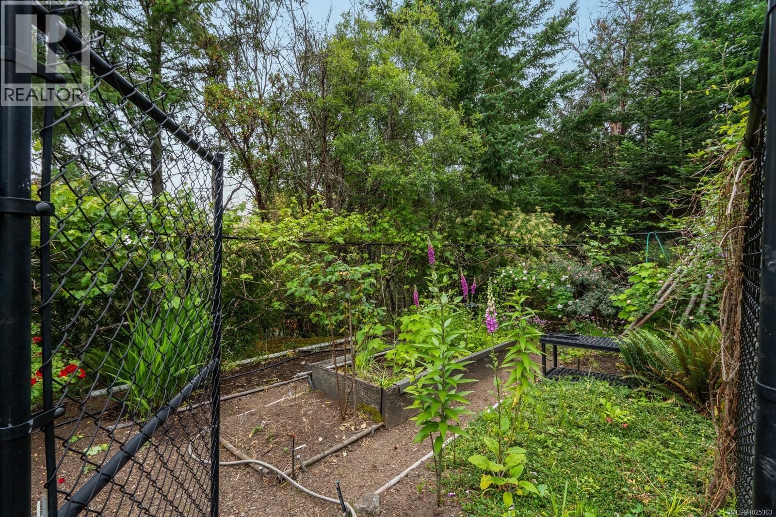 11406 Sycamore Dr, North Saanich