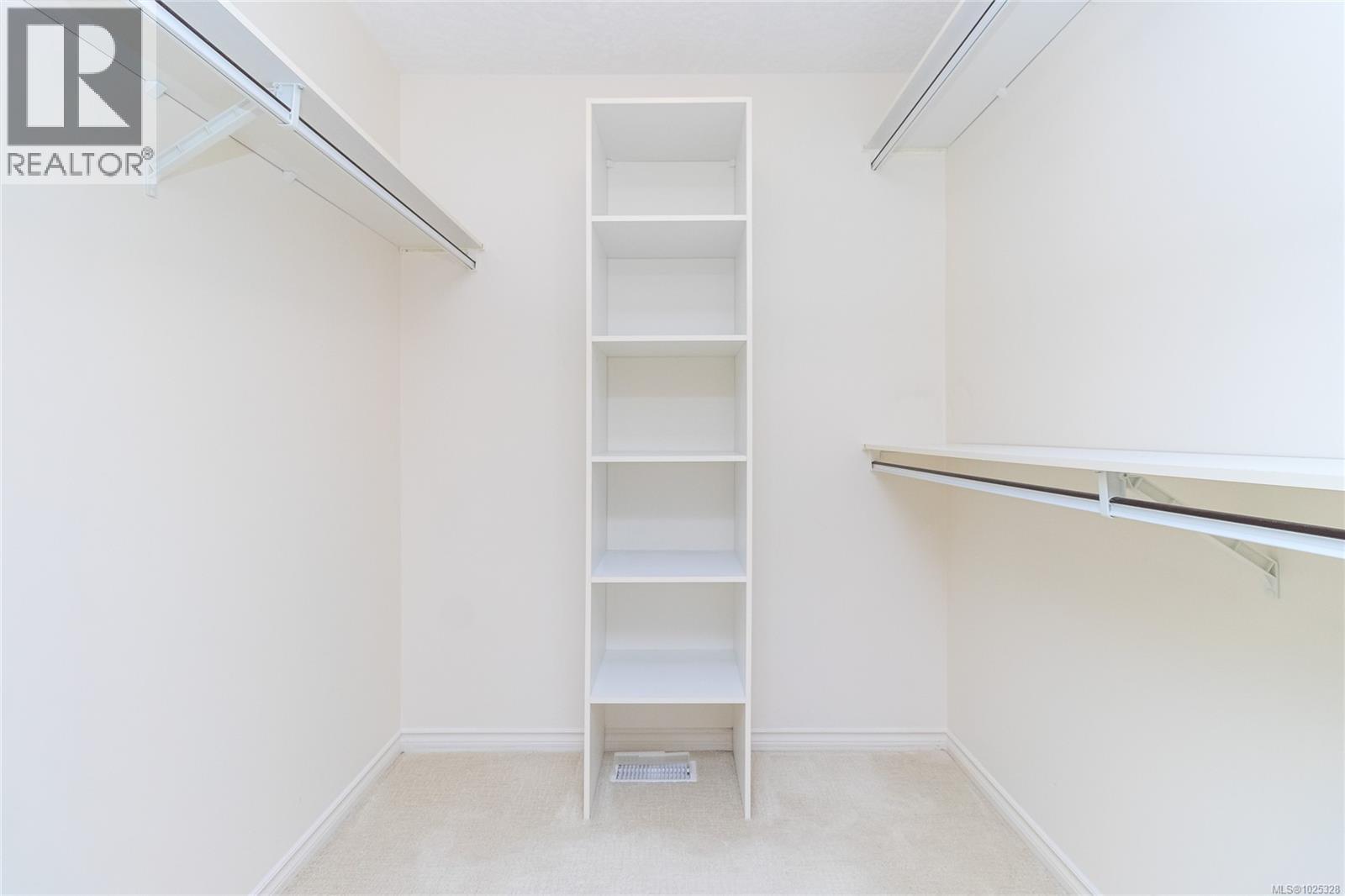 839 Country Club Dr, Cobble Hill