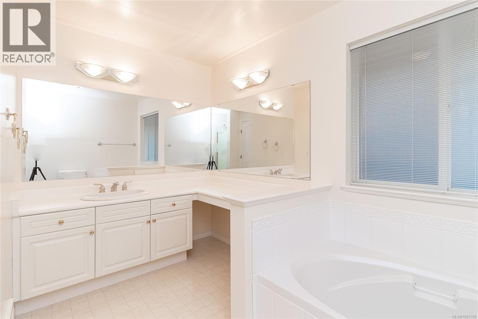 839 Country Club Dr, Cobble Hill