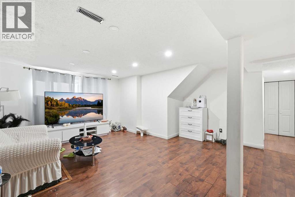 Single Family House Bi-level for Sale in   Avenue NE Pineridge Calgary 