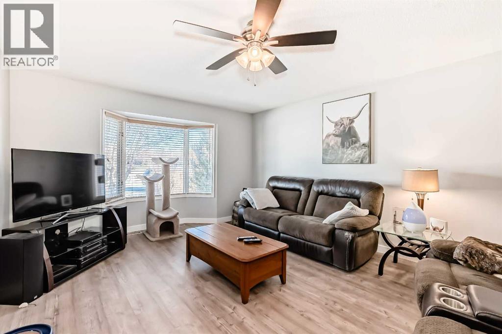 15 23 AvenueClose - Photo 4 of 50, Bowden, Alberta