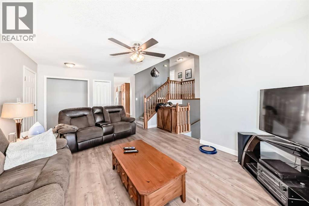 15 23 AvenueClose - Photo 5 of 50, Bowden, Alberta