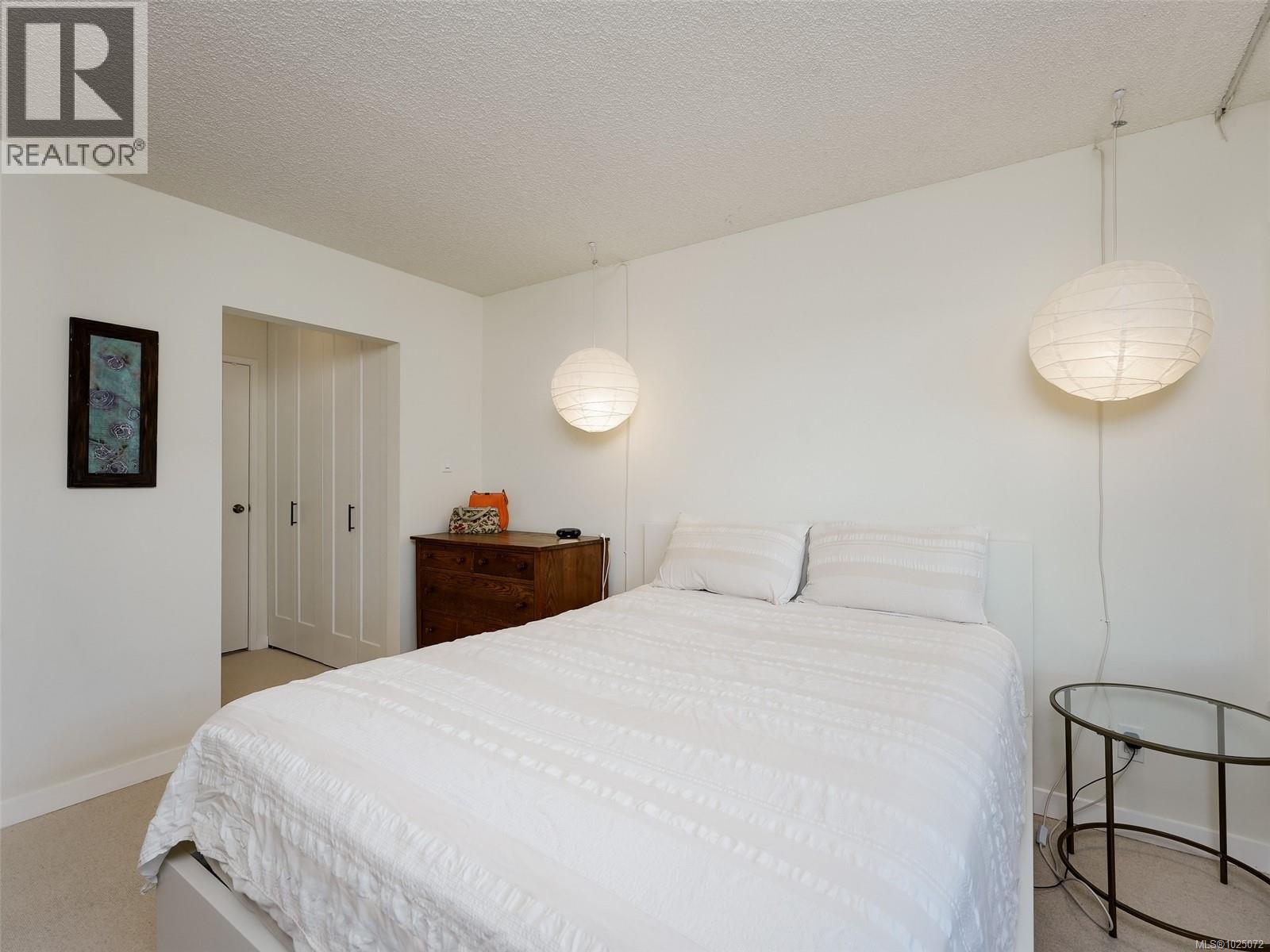 Single Family House for Sale in   Rockland Ave Chateauneuf Victoria 