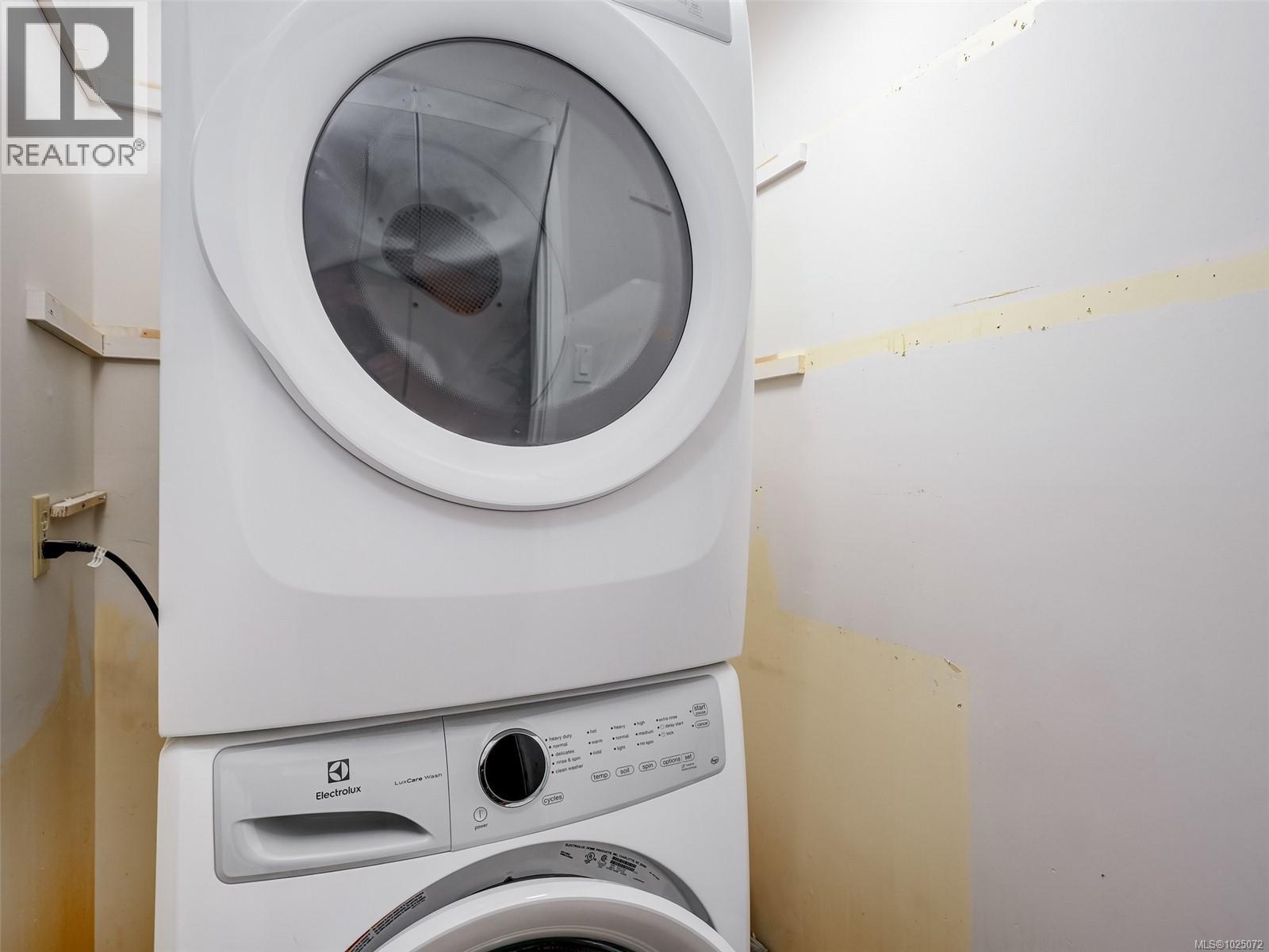 Single Family House for Sale in   Rockland Ave Chateauneuf Victoria 