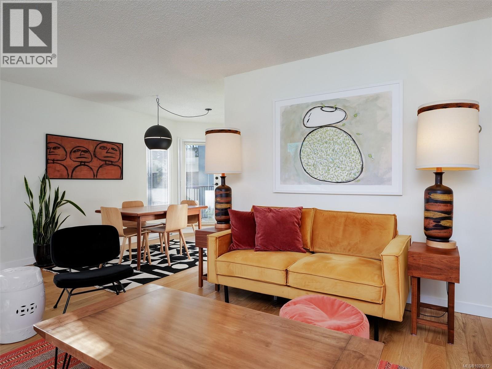 Single Family House for Sale in   Rockland Ave Chateauneuf Victoria 