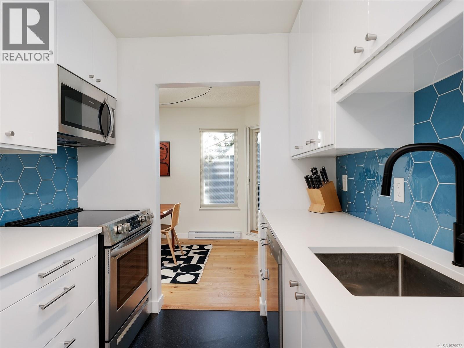 Single Family House for Sale in   Rockland Ave Chateauneuf Victoria 