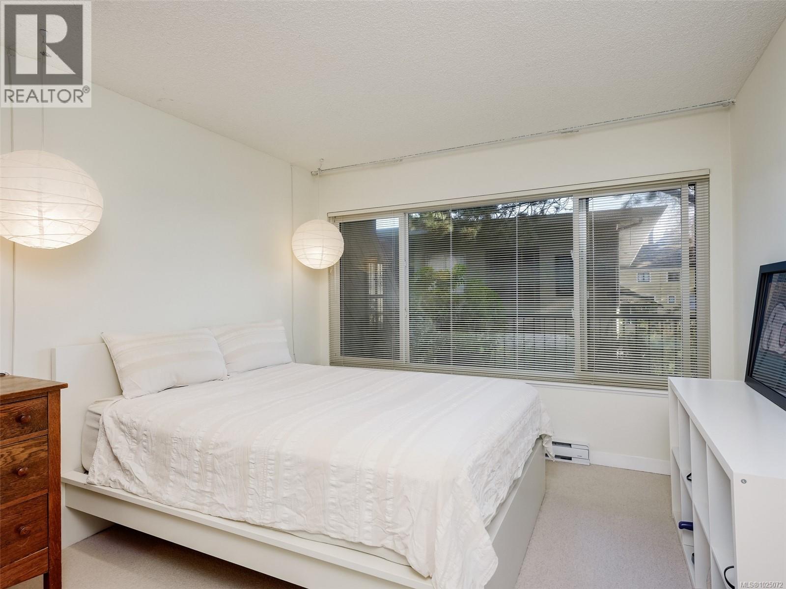 Single Family House for Sale in   Rockland Ave Chateauneuf Victoria 