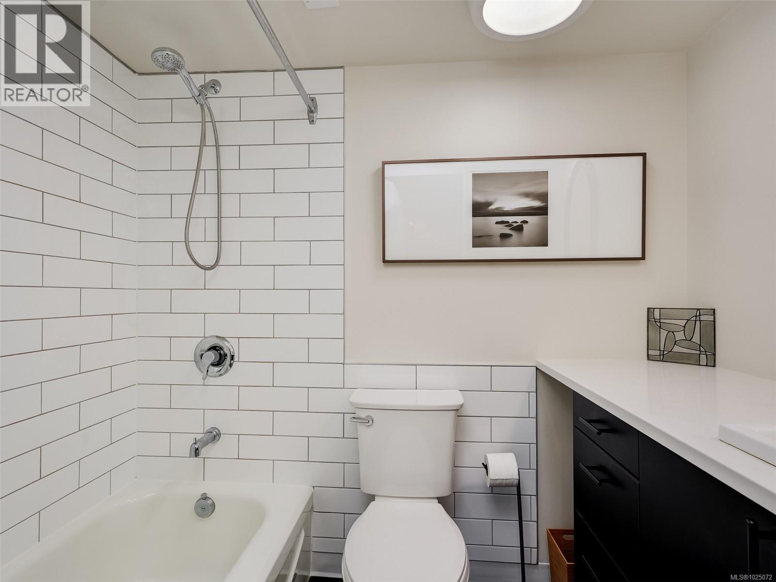 Single Family House for Sale in   Rockland Ave Chateauneuf Victoria 