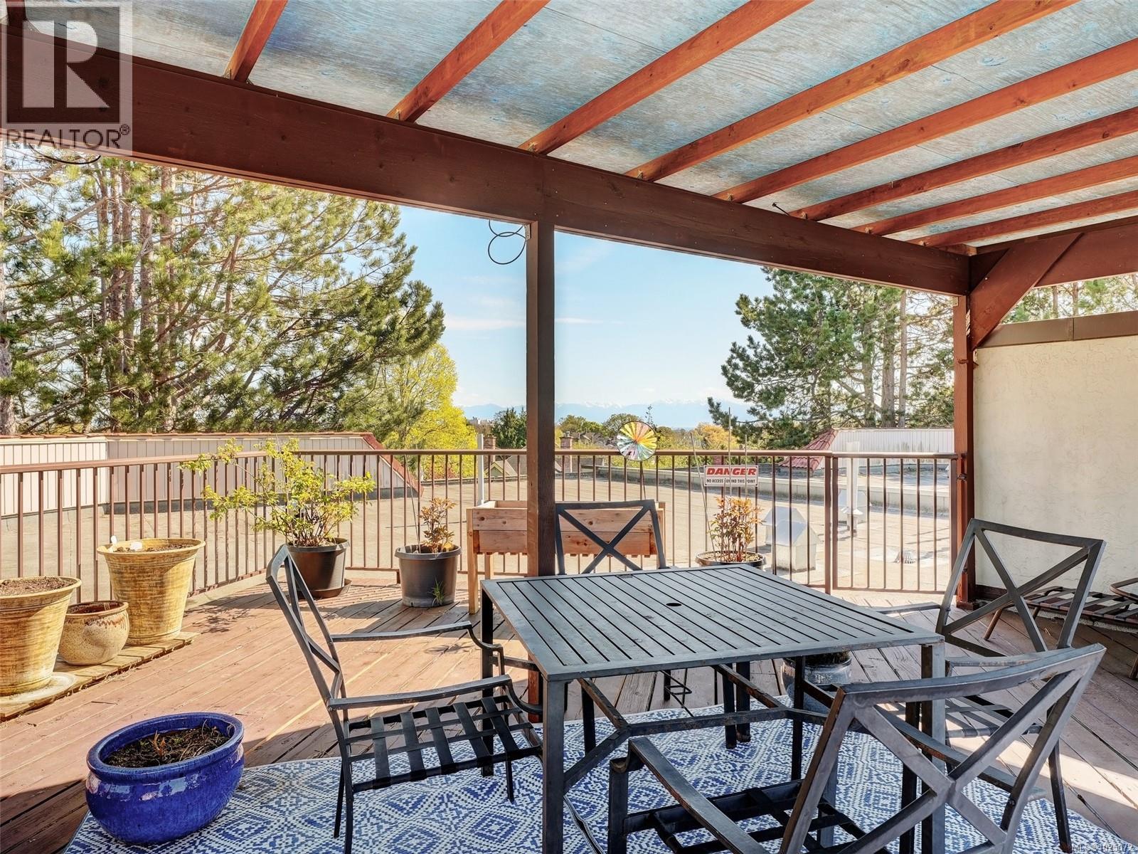 Single Family House for Sale in   Rockland Ave Chateauneuf Victoria 