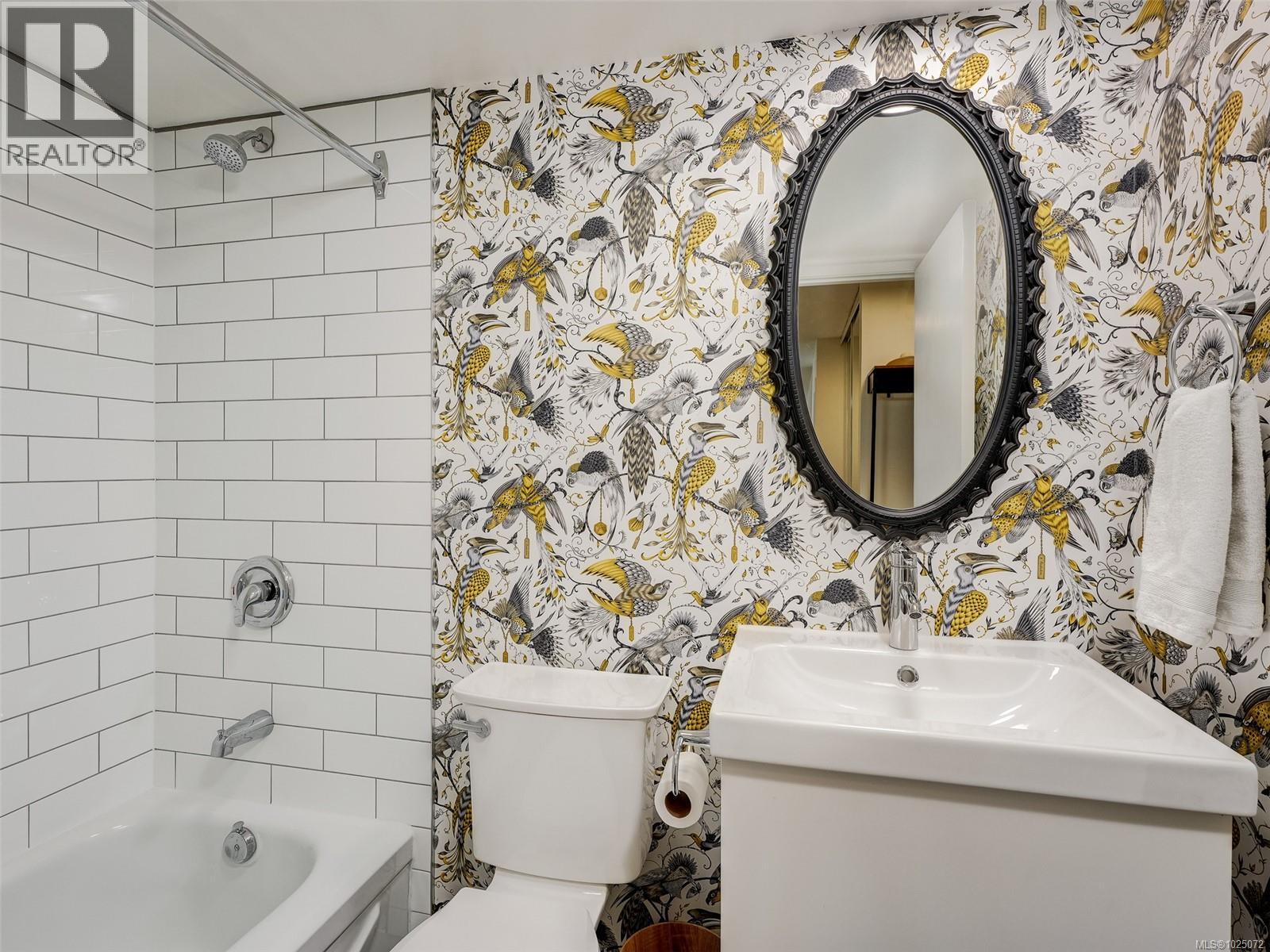 Single Family House for Sale in   Rockland Ave Chateauneuf Victoria 