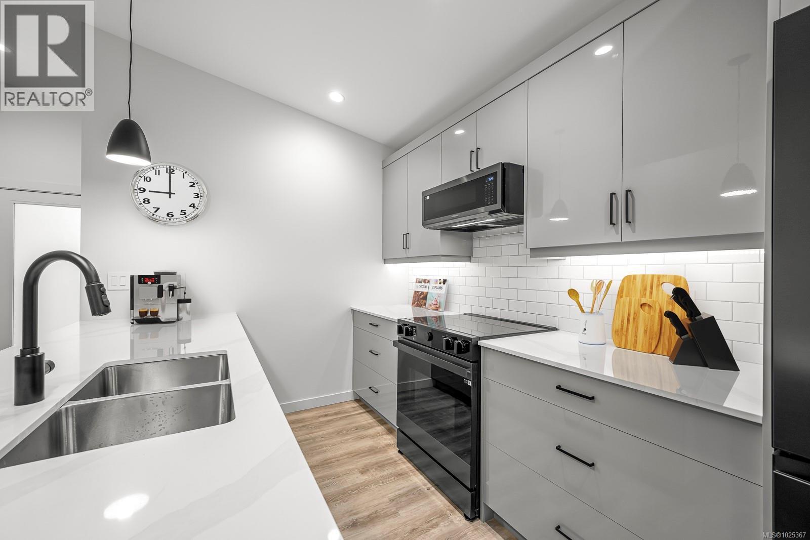 #17 3025 ROYSTON RD - 17