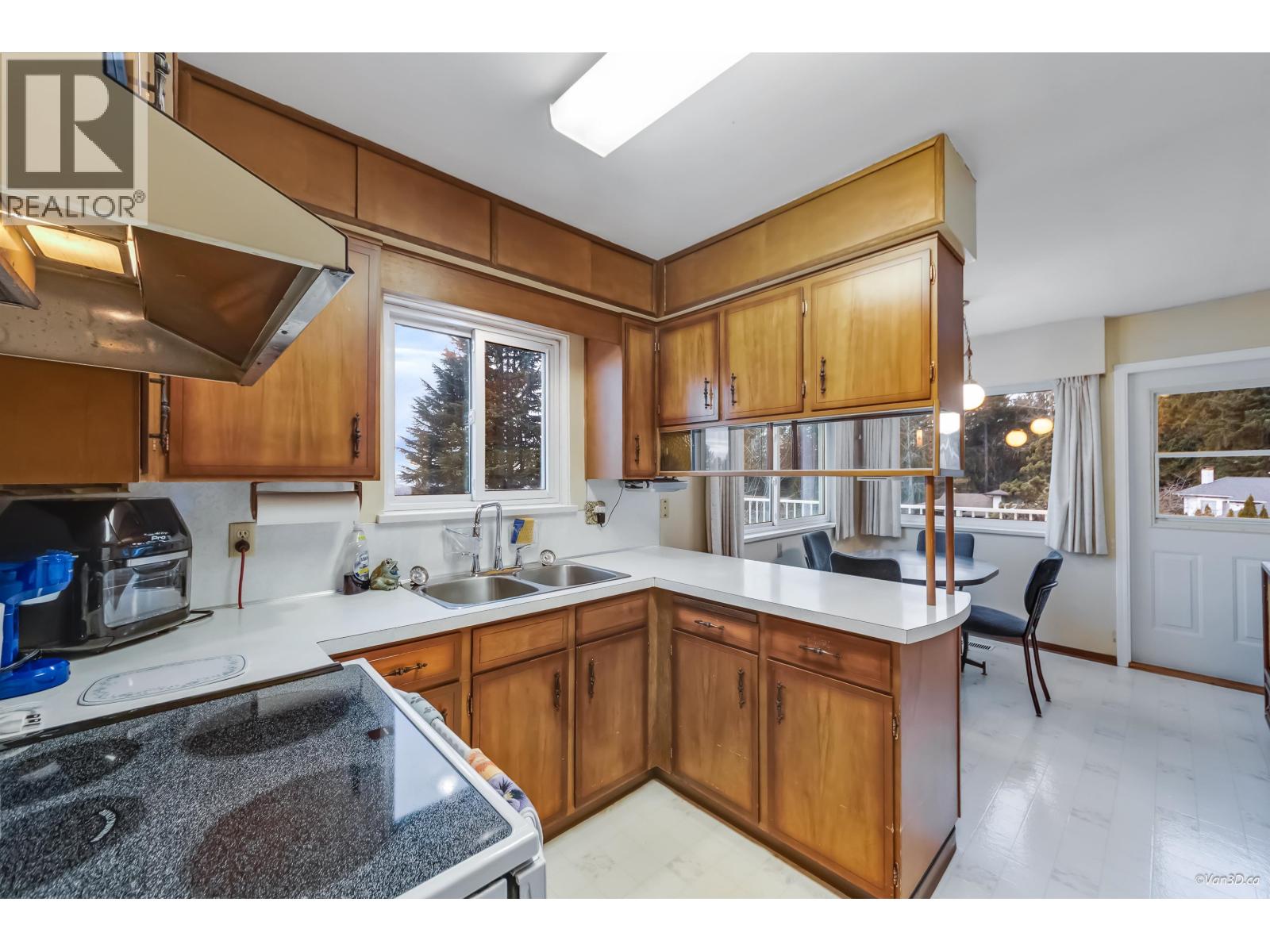 935 LONDON PLACE, New Westminster