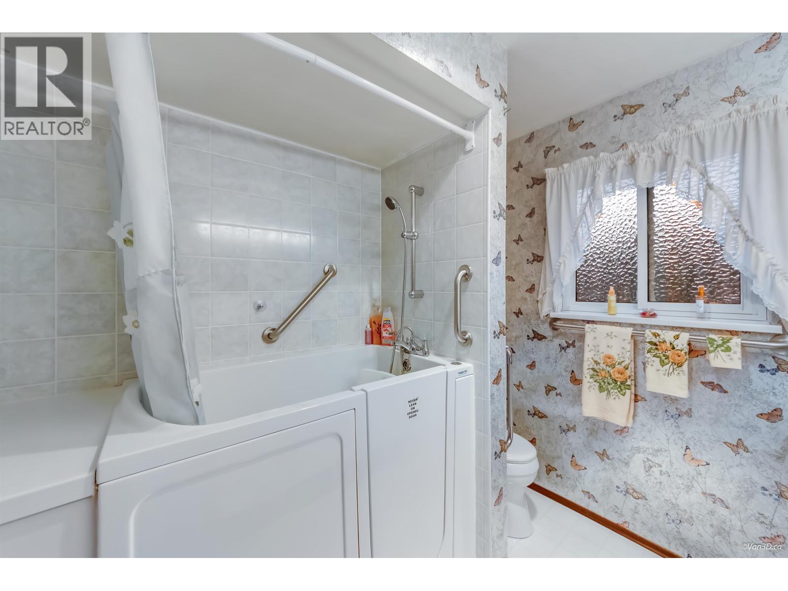 935 LONDON PLACE, New Westminster